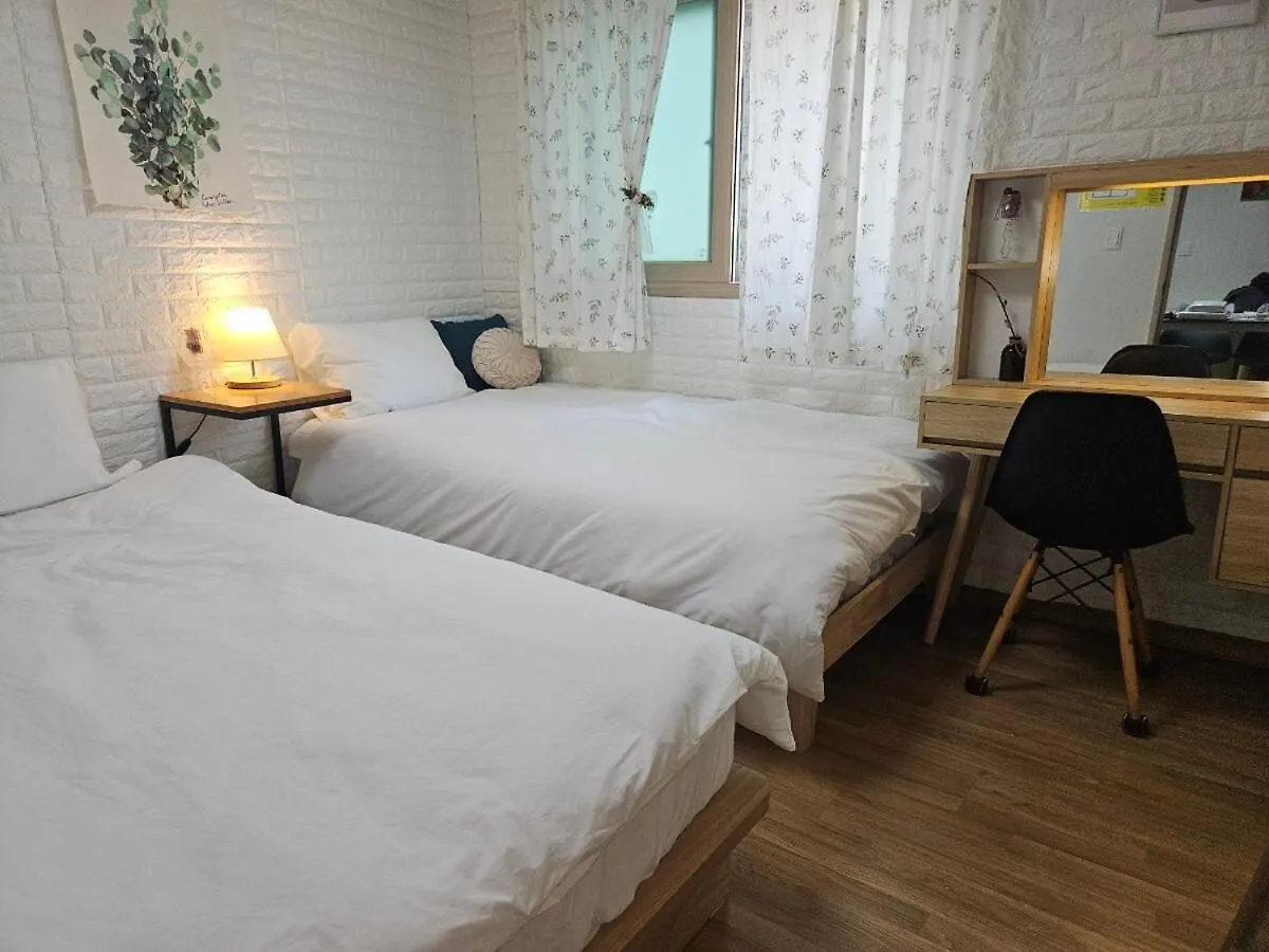 #New #Yn Stay #Hongdae #Yeonnam #Hongdae Comfortable Room #Near Hongik University Station Seul 0*,  Corea del Sud